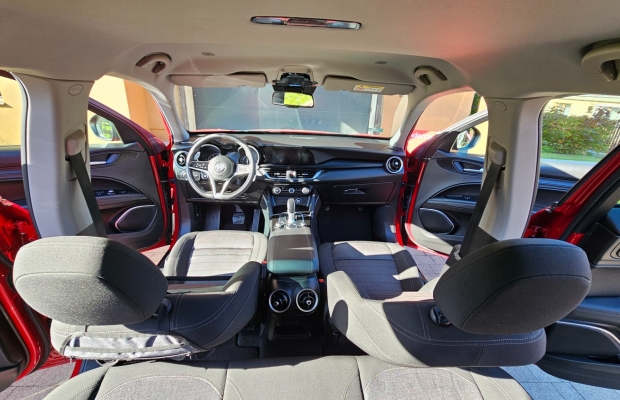 Alfa Romeo Stelvio Alfa Romeo Stelvio – rodzinny SUV z charakterem - Zdjęcie 3