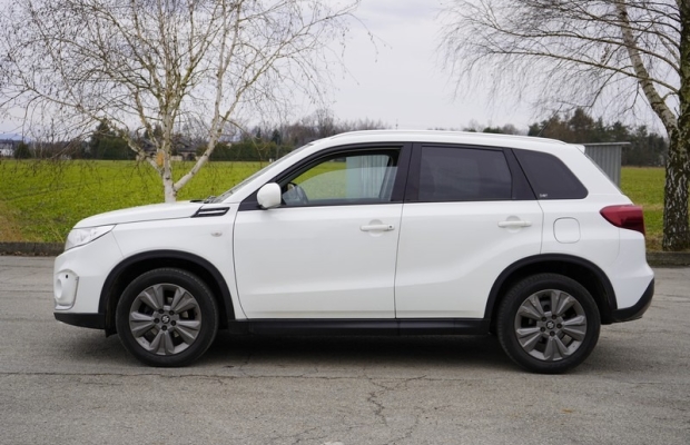 Suzuki Vitara 1.4 140 KM Automat 2019r 4x4 grzane fotele - Zdjęcie 3