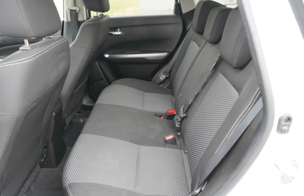 Suzuki Vitara 1.4 140 KM Automat 2019r 4x4 grzane fotele - Zdjęcie 9