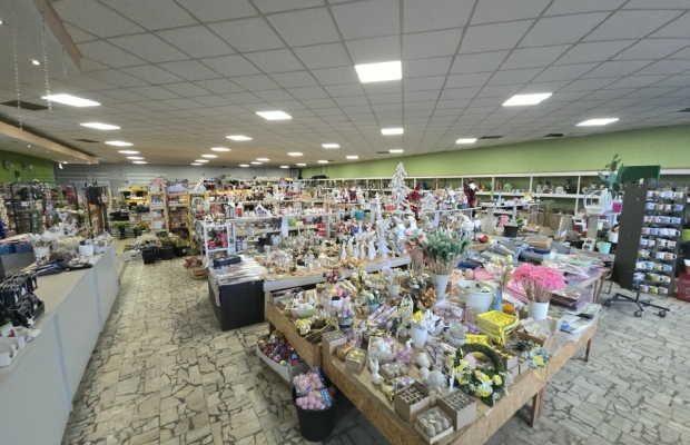 Wyprzedaż likwidacja sklepu kwiaty, biurka, antyki