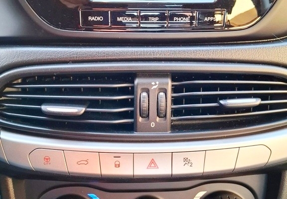 Fiat Tipo SALONOWY Klimatronic Parktronic Czarny Metalik Serwisowany Bezwypadkowy - Zdjęcie 10