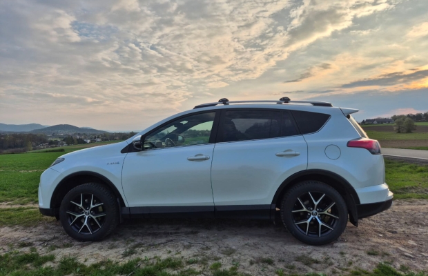 Elegancka Toyota RAV 4 HYBRYD 4*4 na sprzedaż - Zdjęcie 3