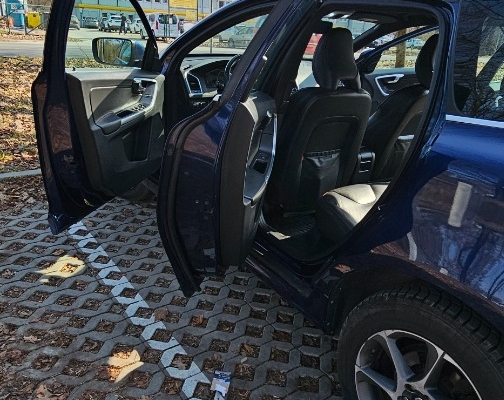 Sprzedam samochód osobowy volvoxc60 - Zdjęcie 4