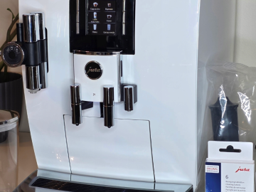 Zdjęcie: Ekspres do kawy JURA J6 Piano White – automatyczny, używany, bardzo dobry stan, świeżo po profesjonalnym serwisie.